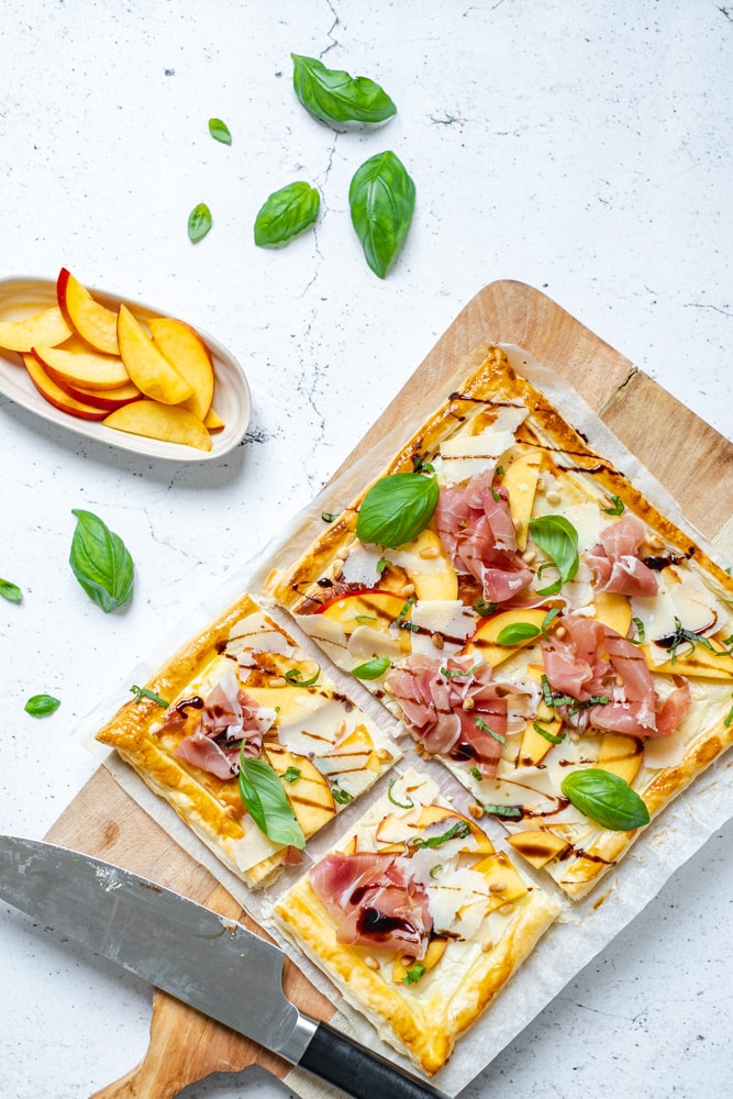 plaattaart met nectarines