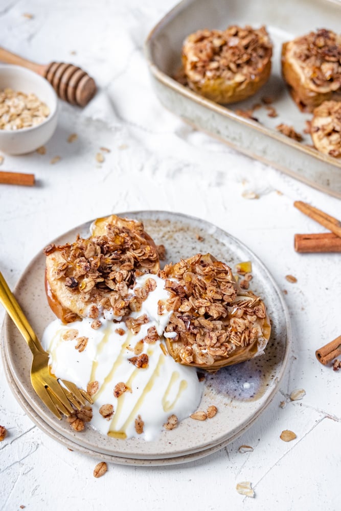 Baked apples with granola crunch