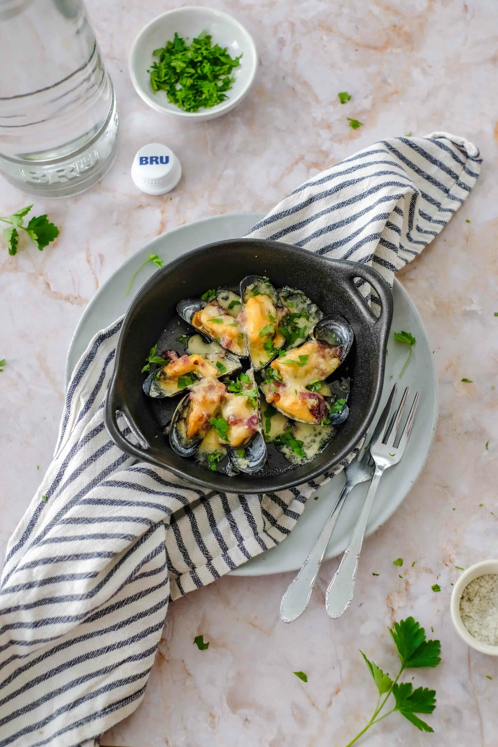 baked mussels with cheese and garlic