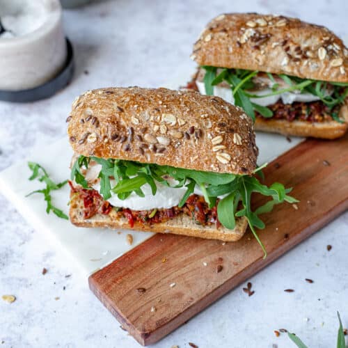 broodje met zongedroogde tomaten tapenade