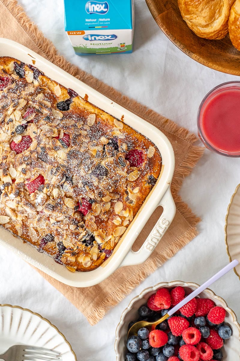 ontbijtcake met rood fruit