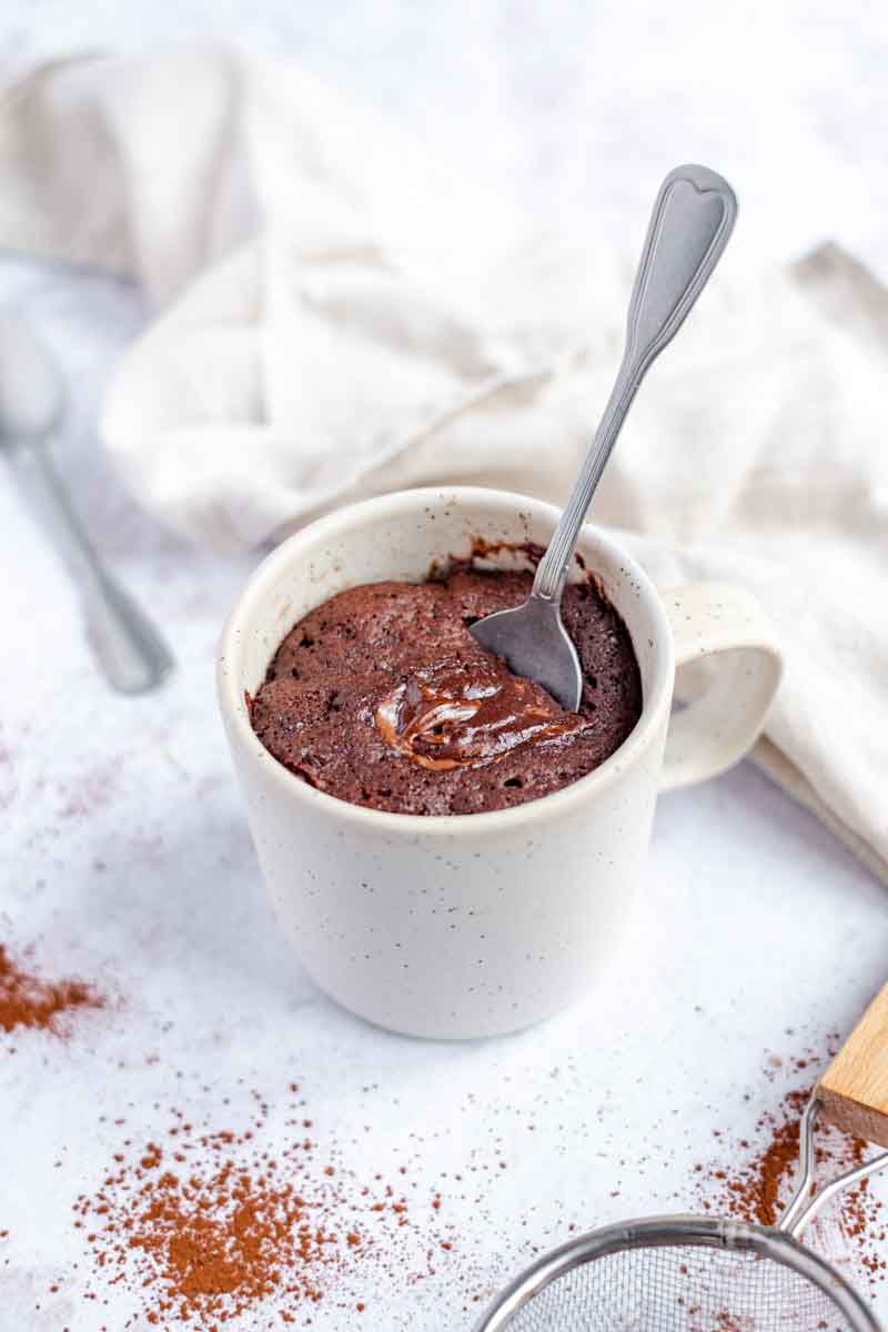 chocolade cake in een mok