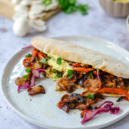 vegetarische schoarma op pita broodje geserveerd