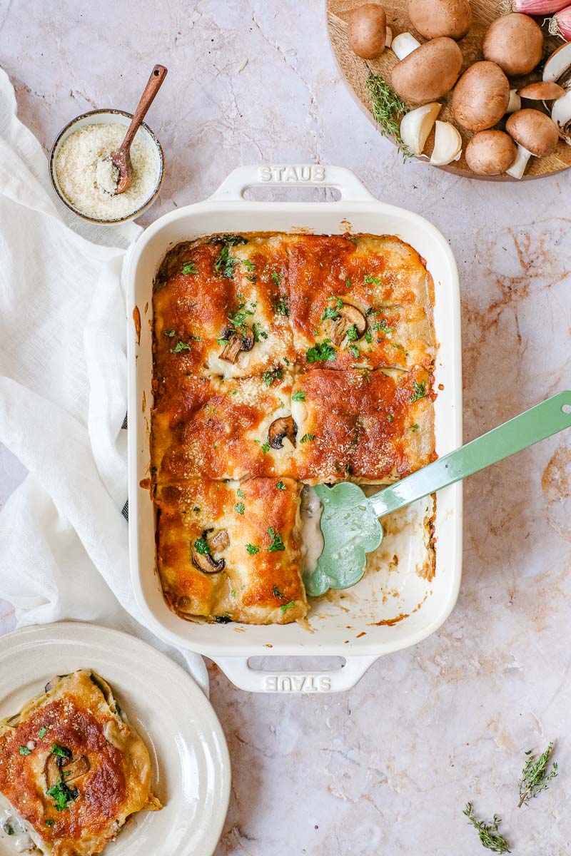 White lasagna with mushrooms and spinach