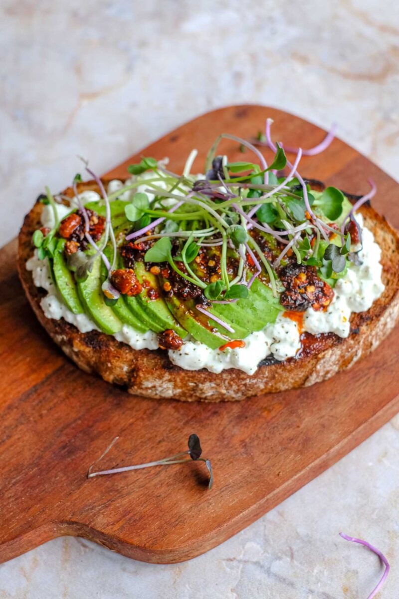 avocado toast met cottage cheese