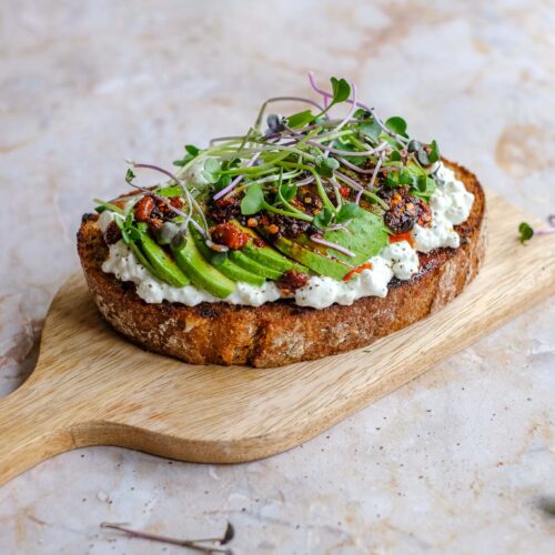 avocado toast met cottage cheese