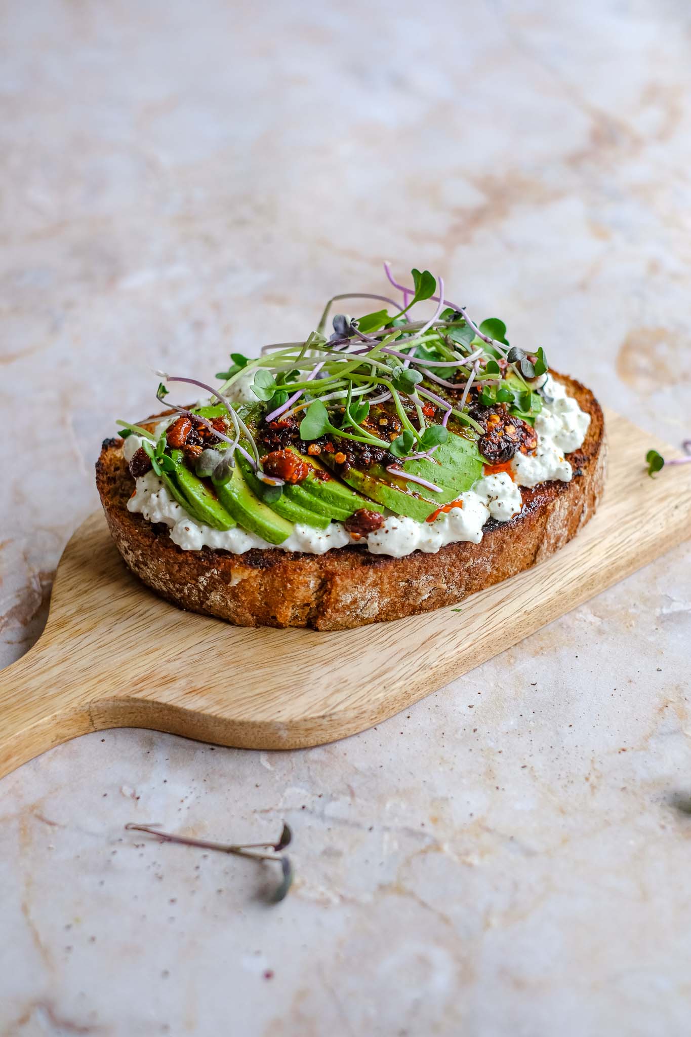 avocado toast met cottage cheese