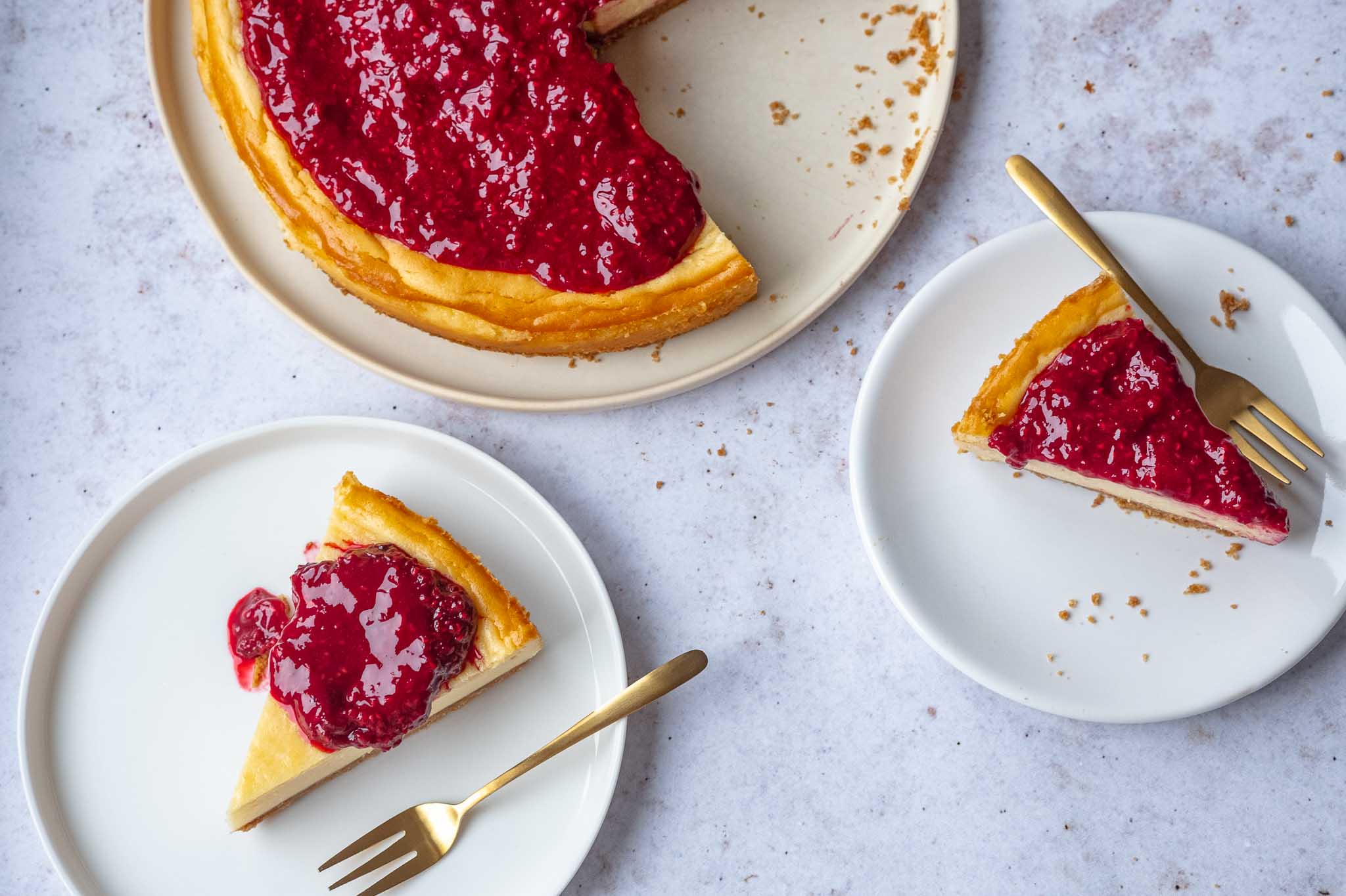 white chocolate cheesecake with raspberry coulis