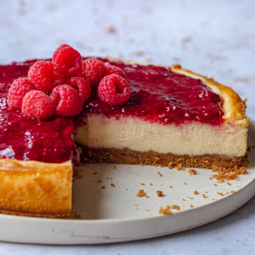 white chocolate cheesecake with raspberry coulis